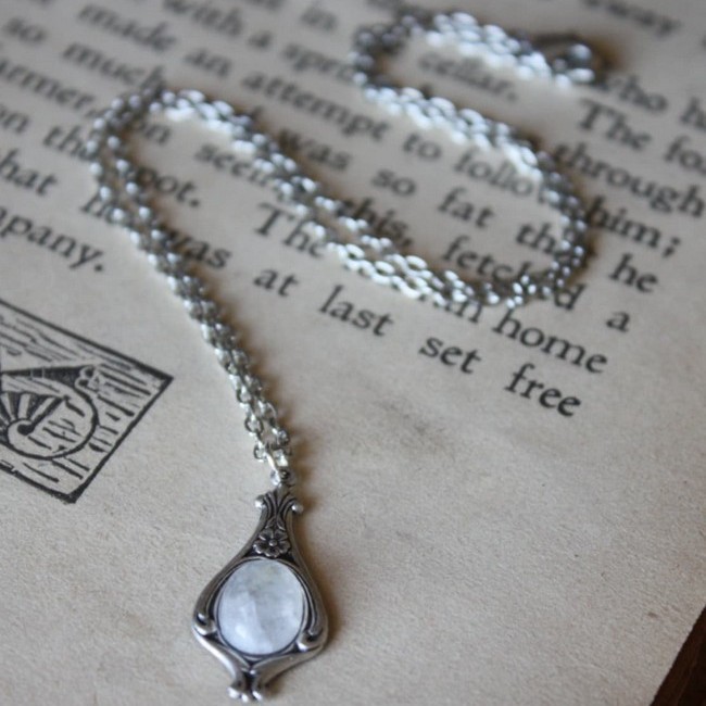 New Retro Minimalist Waterdrop-shaped Flower Pendant