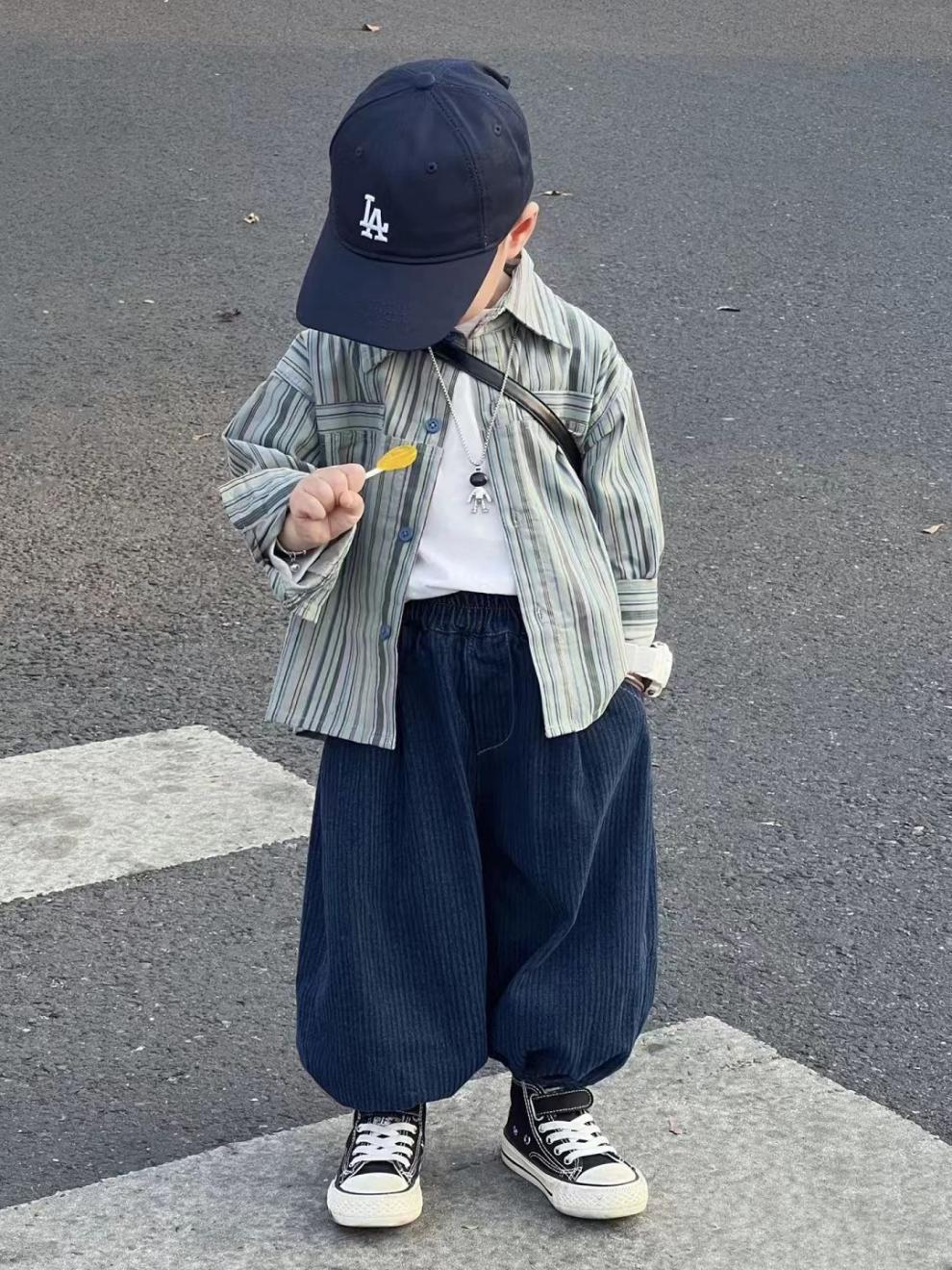 بدلة صبيان لخريف مزينة بخطوط عمودية (قميص وبنطلون)