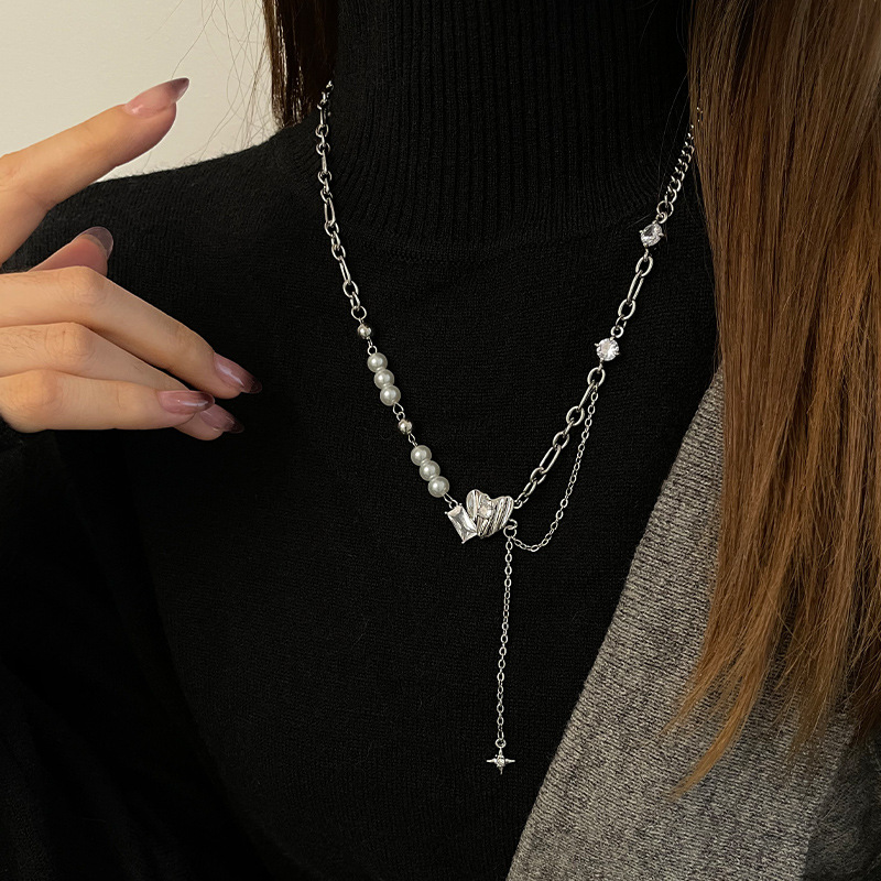 Special-interest Design Square Diamond Stitching Love Necklace