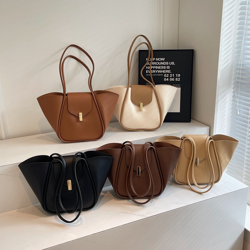 Sac seau commuter — Street fashion, coutures visibles 9