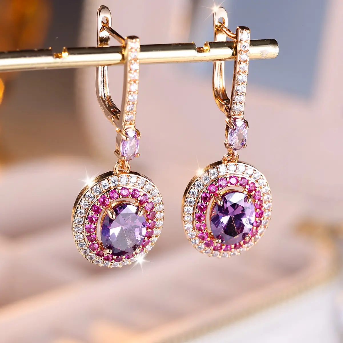 Entry Lux Colored Gems Egg-shaped Main Stone