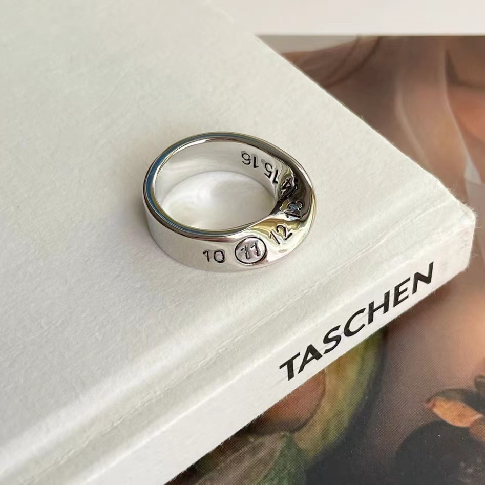 Simple Mobius Digital Ring For Men And Women