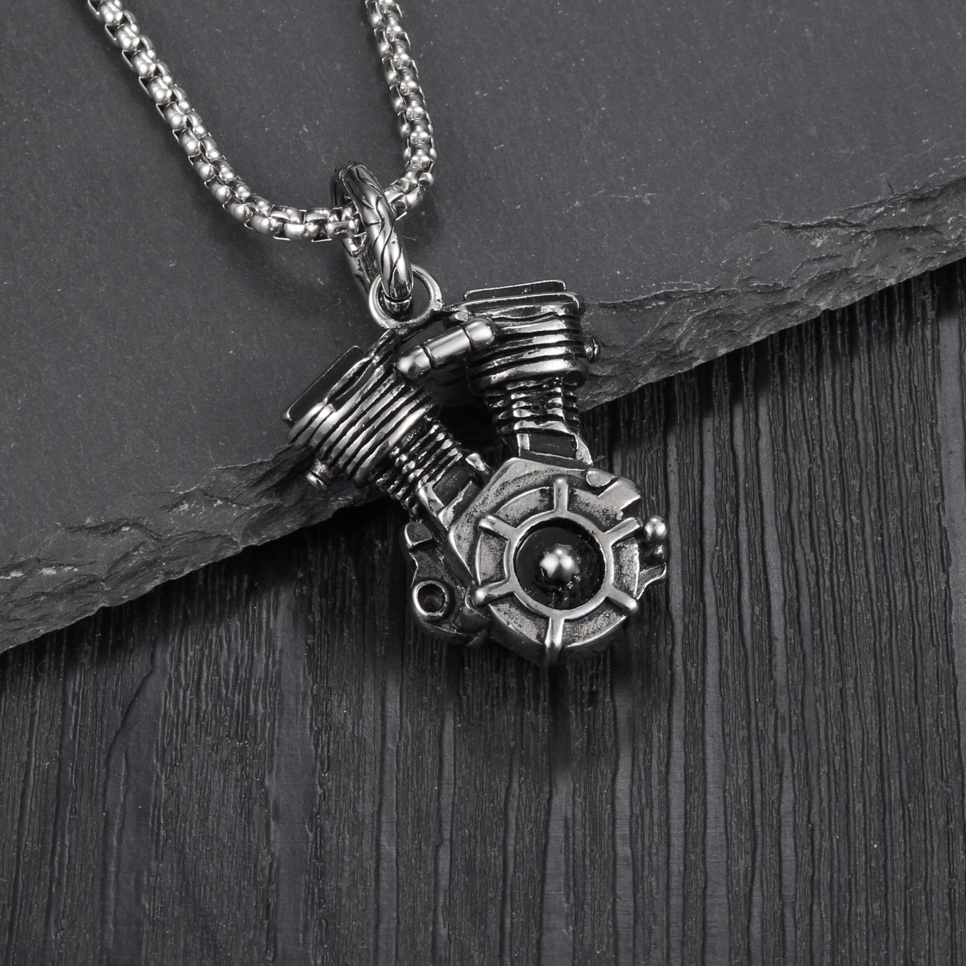 Colier pandantiv cu motor de motocicletă din oțel de titan - Cadou de bijuterii în stil industrial pentru bărbați Retro Biker Chain