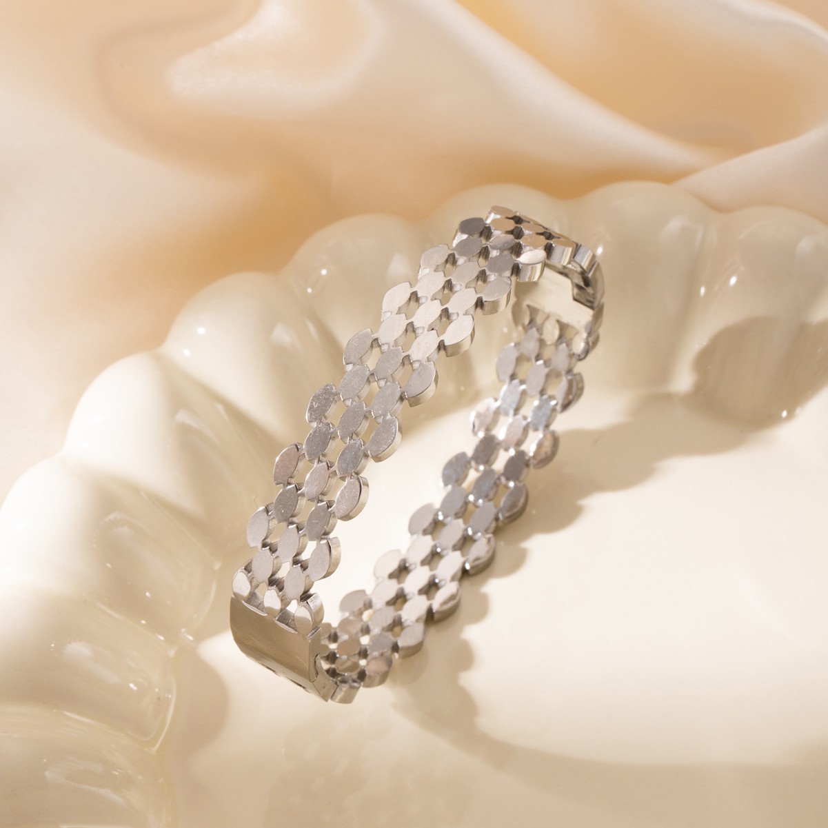 Honeycomb Titanium Steel Bracelet Does Not Fade Electroplated 18K Gold