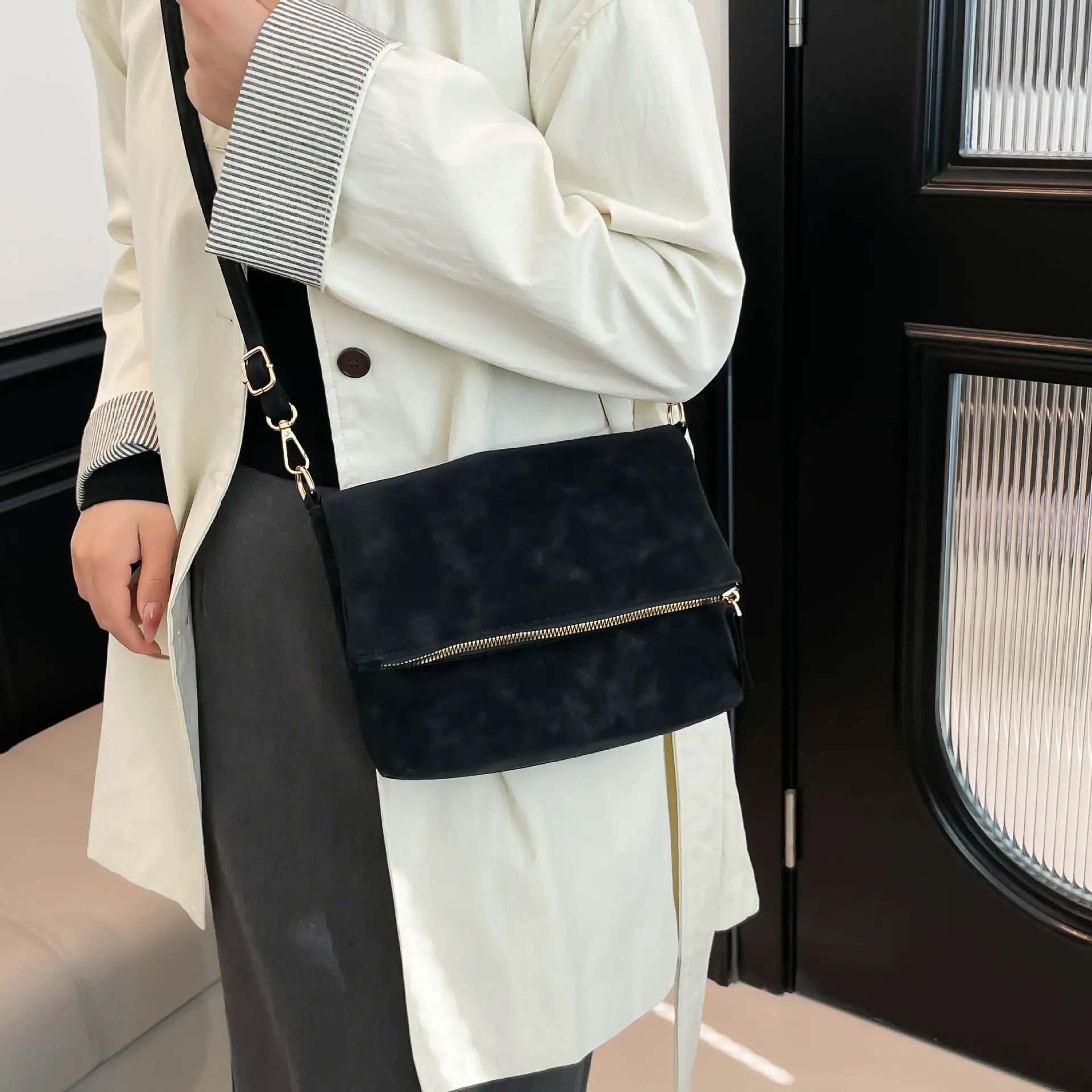 Urban Minimalist Envelope-Style Flap Saddle In PU