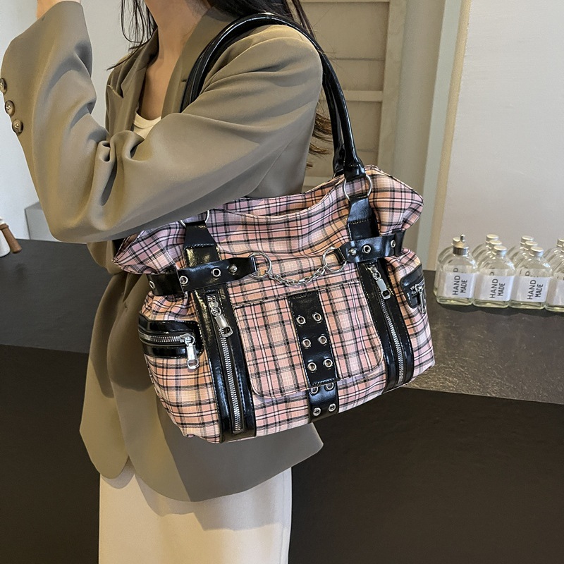 New Casual Womens Bag With A Cinched Waist And Locomotive-style Rivets