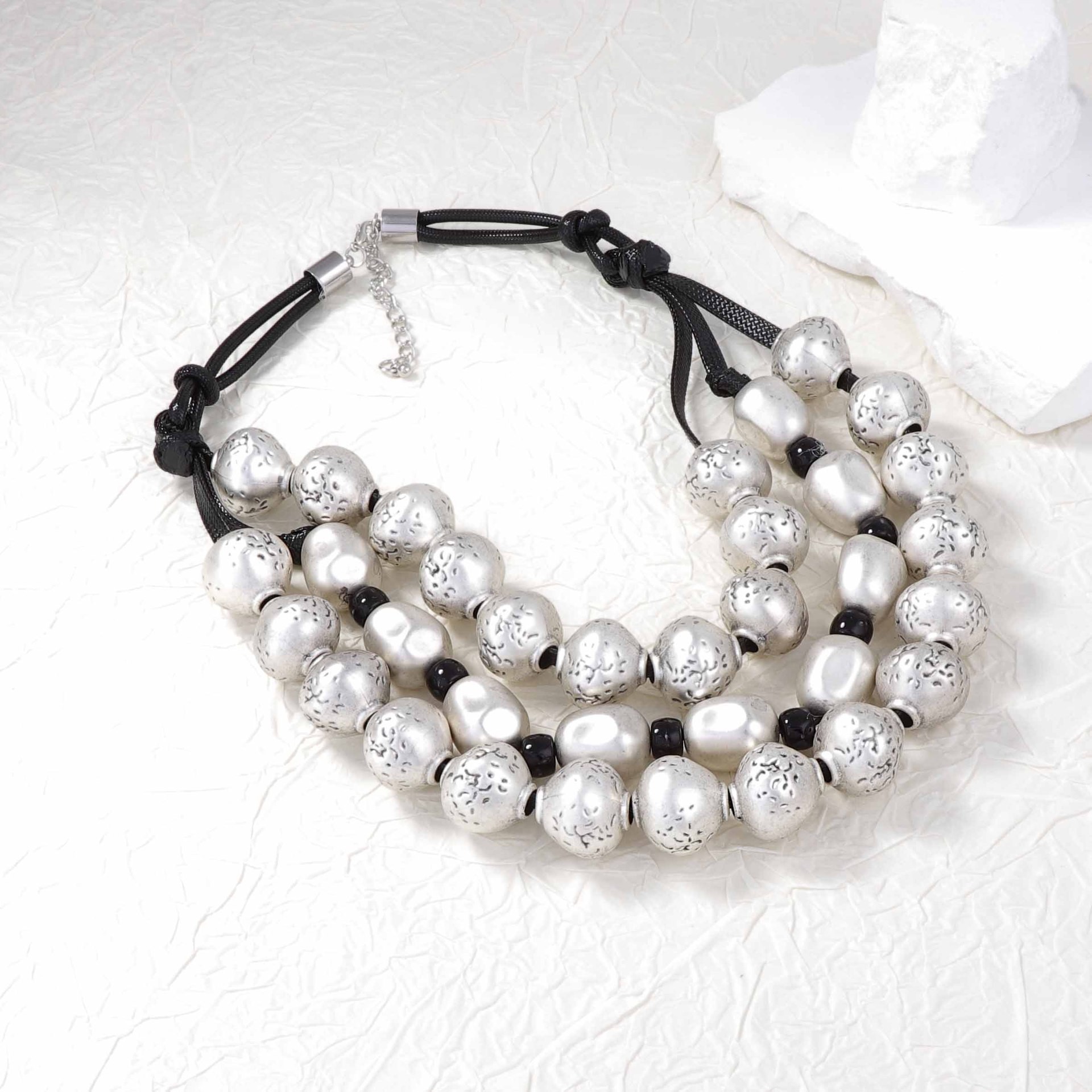 Collier Rétro Trois Couches Perles Dorées — Élégance Vintage - image 4