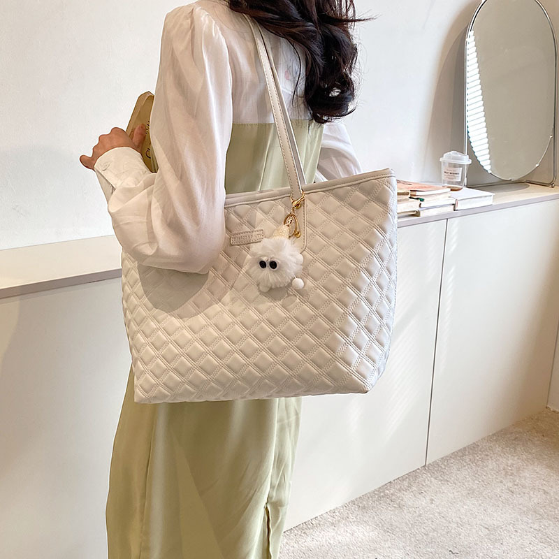 Commuter Shoulder Bag With A Diamond-check Pattern