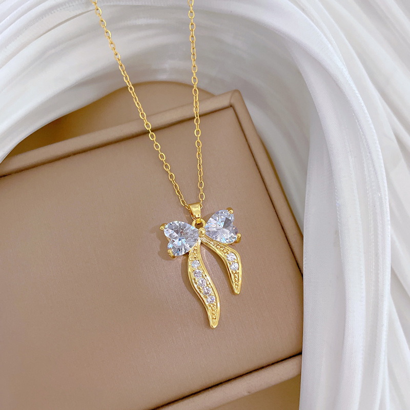 Womens Diamond-studded Heart-shaped Necklace