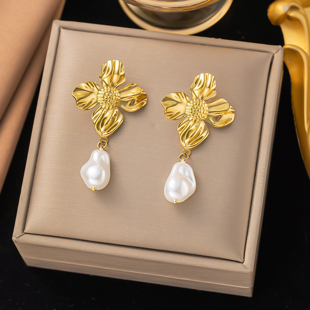 Metal Flower Pearl Pendant And Earrings Set