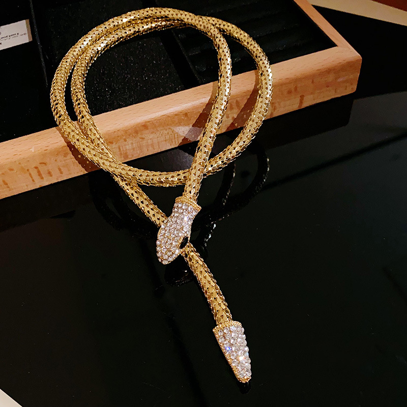 A Low-key Luxurious Serpentine Diamond-studded Magnetic Necklace