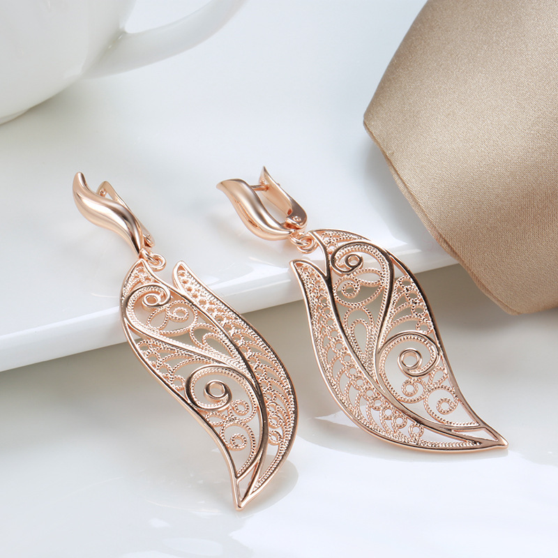 Women's Elegance Retro Hollow Earrings