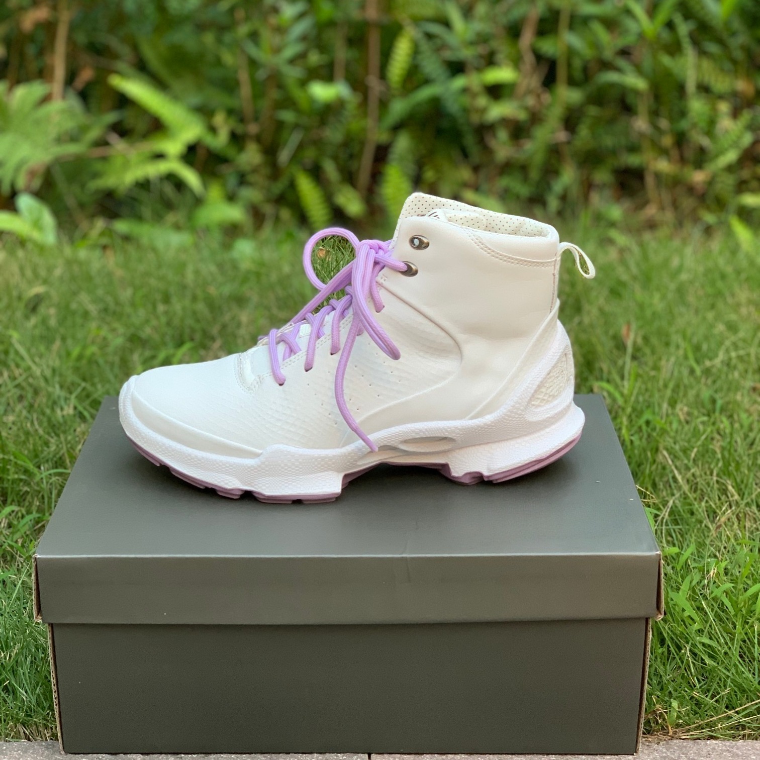 Comfortable Women's Outdoor Sports Shoes Non-slip Wear-resistant, And Casual - Image 1