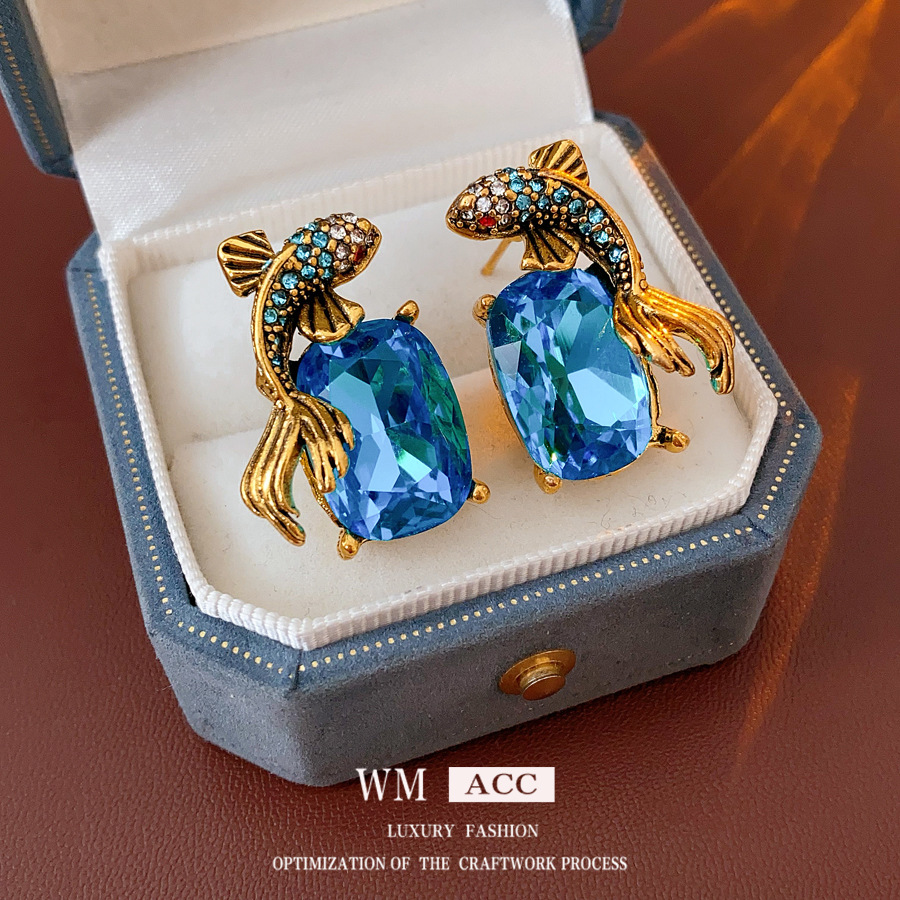 Light Luxury  Style Silver Needle Stud Earrings With Diamond-Inlaid Small Square Fish Design