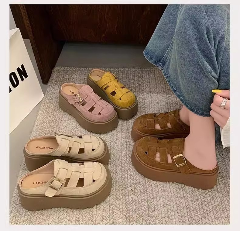 Small Chunky-soled Closed-toe Sandals Slippers 33 8f30011d c630 4742 a969 b76b2416b20e