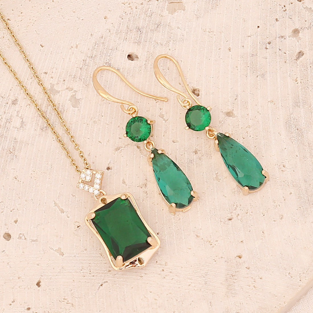 Emerald Zircon Pendant Light Luxury Necklace