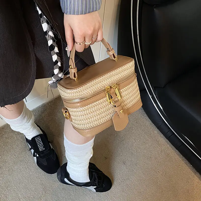 Fashionable Straw Summer Bucket Bag