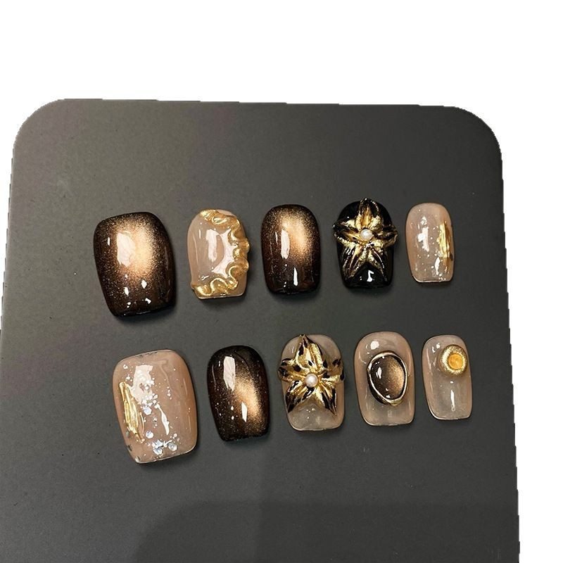 Metallic Retro Floral Short Nails In Black And Green With A Cat-eye Effect That Brightens The Skin