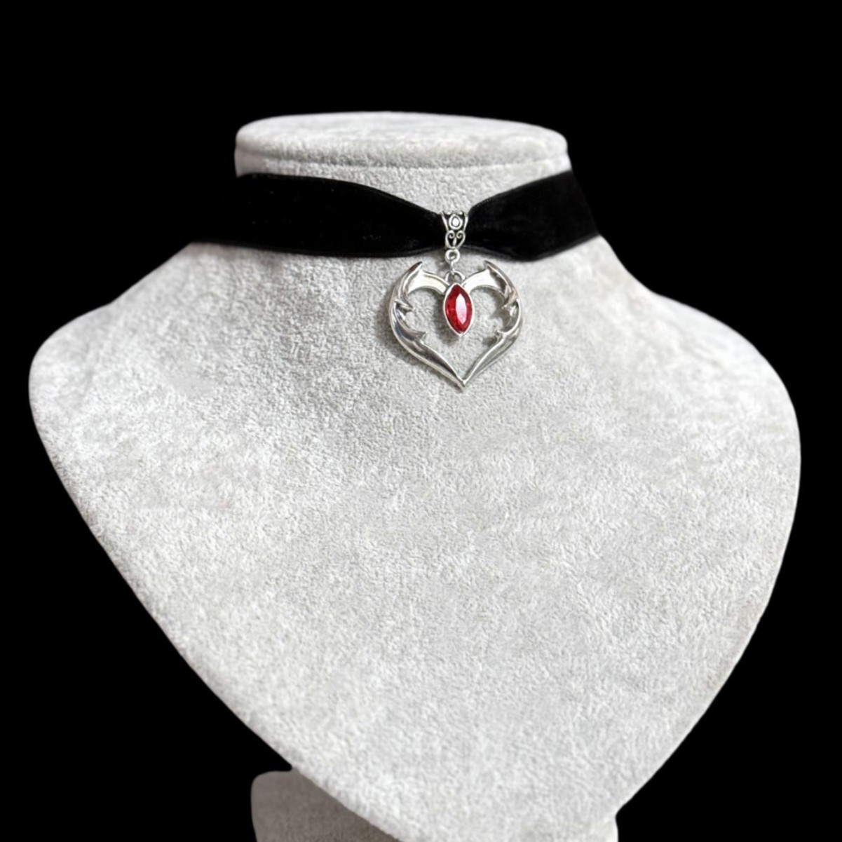 Retro Velvet Black Heart-Shaped Necklace