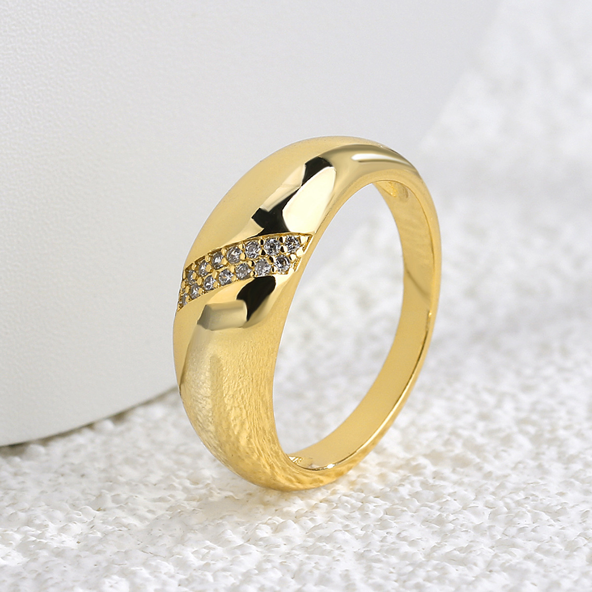 Popular Glossy High-grade Croissant Ring