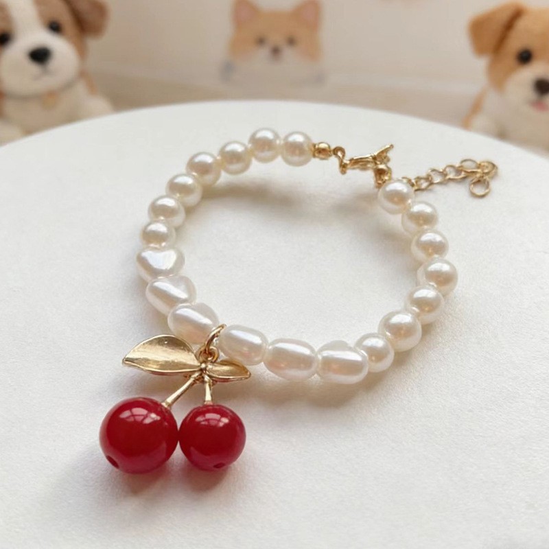 Collar con un corazón de perlas de imitación y diamantes con forma de gato