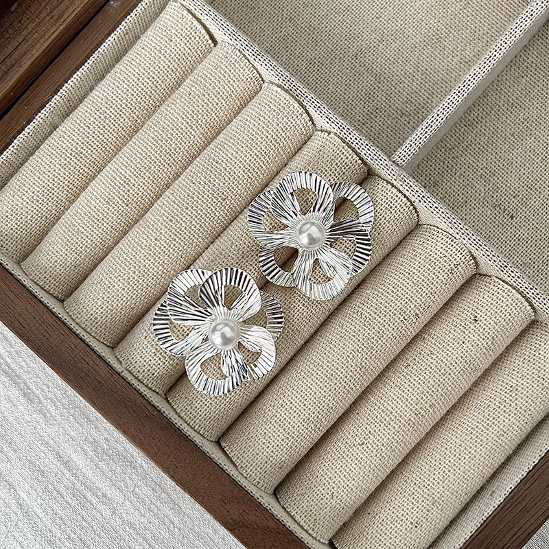Flower Pearl Silver Needle Female Stud Earrings