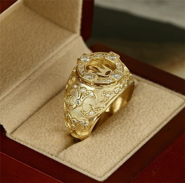 Golden Crown Ring With Retro Carved Design, European And American Style