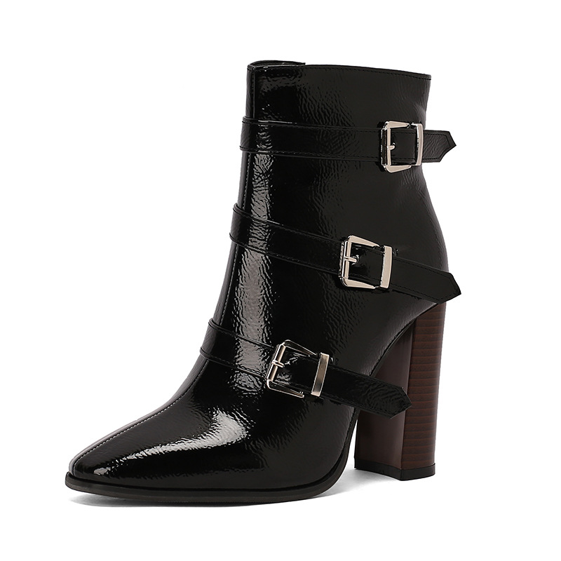 Title 12, Botas Martin de salto alto grosso com fivela. C...