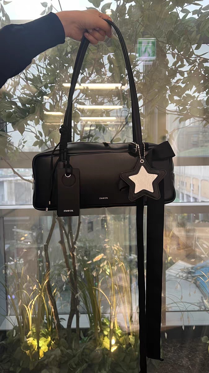 French Baguette-style Niche Underarm Tote