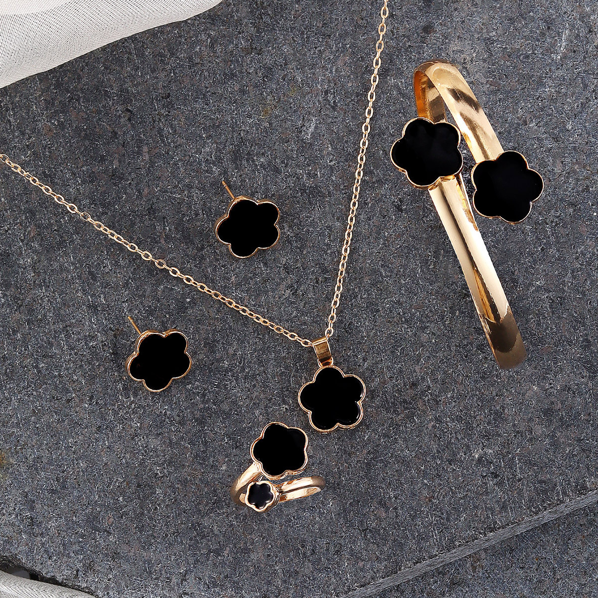 Lucky Parthenocissus Grass Pendant Multi-color Necklace Four-piece Set