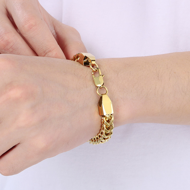 Keel chain bracelet on wrist