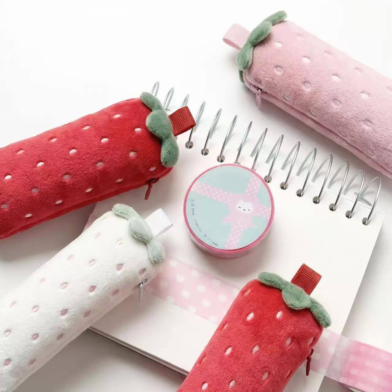 Trousse peluche fraise 3 coloris