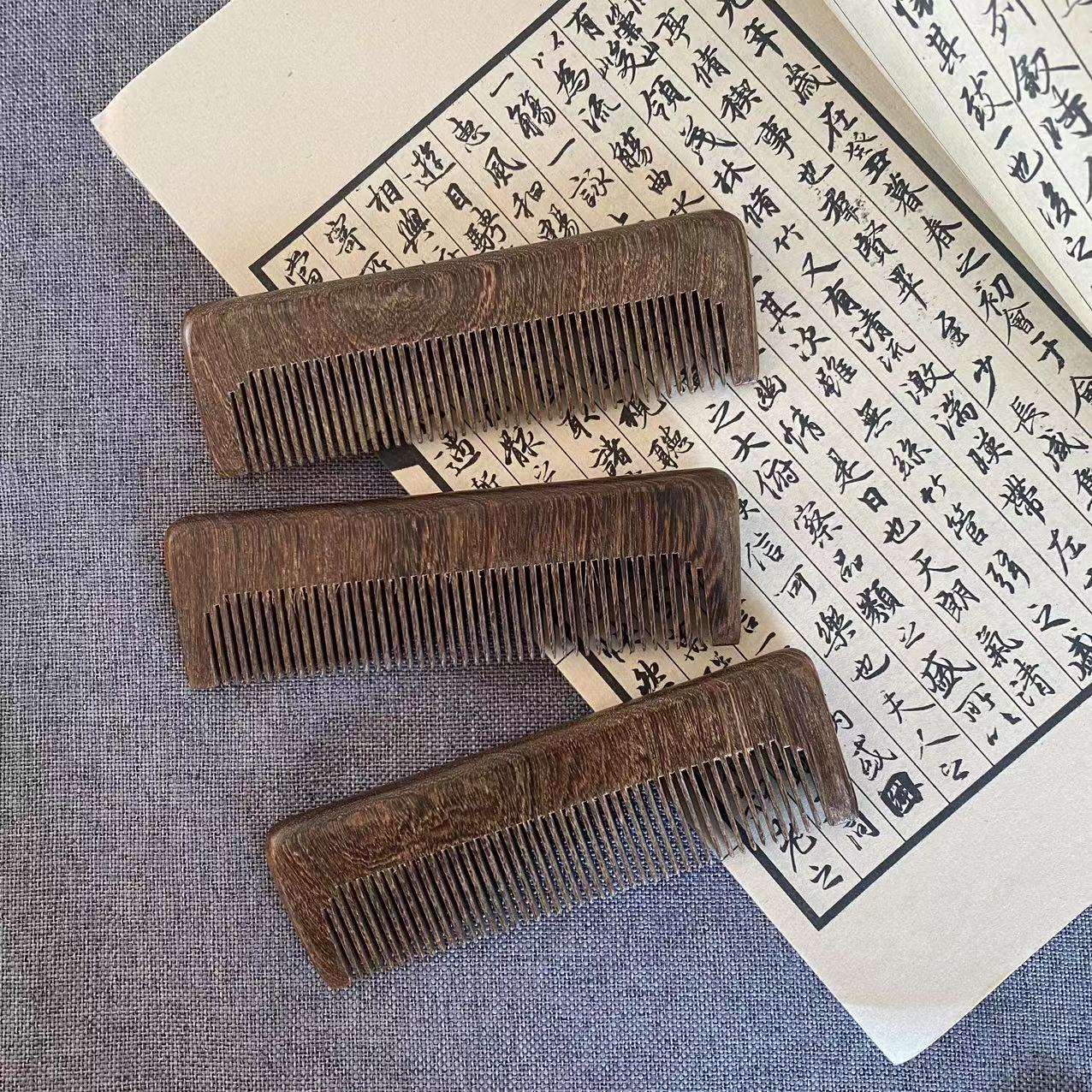 Men's Compact And Portable Black-and-gold Sandalwood Comb