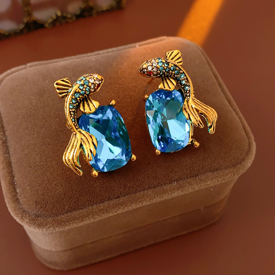 Light Luxury  Style Silver Needle Stud Earrings With Diamond-Inlaid Small Square Fish Design