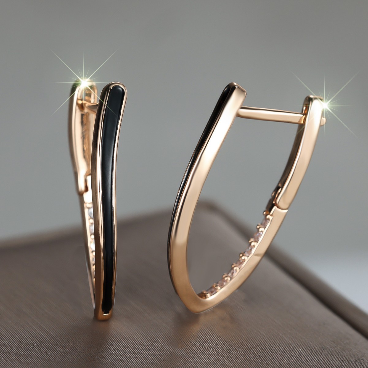 Champagne Gold V-shaped White Diamond Drop Oil Temperament Ear Clip
