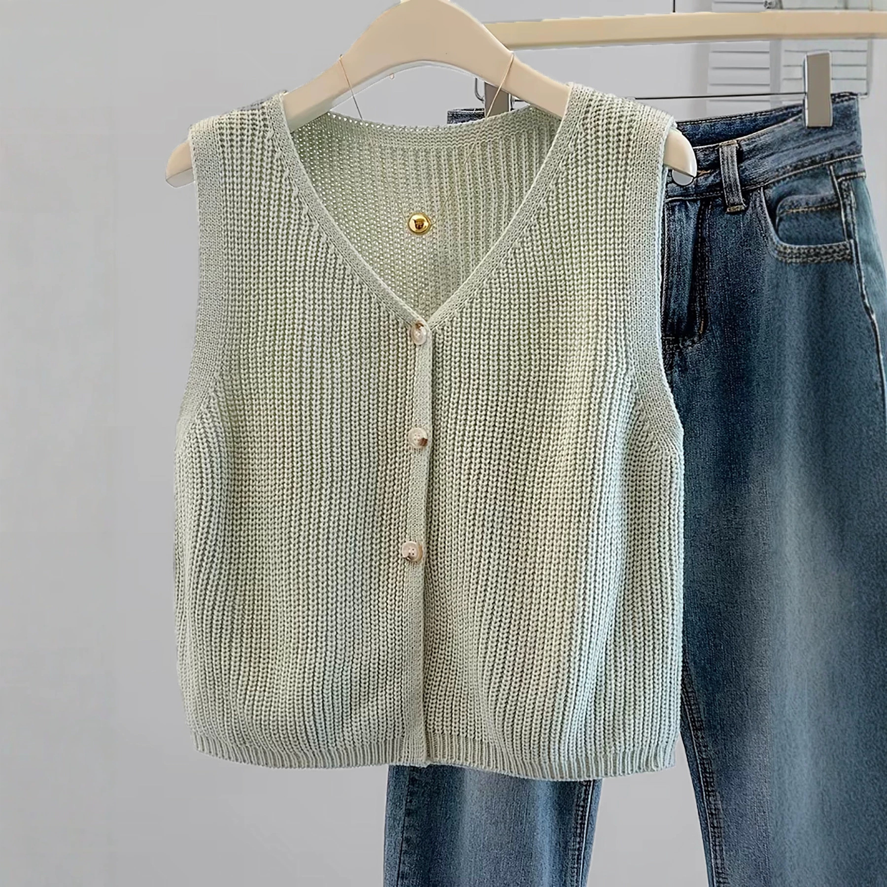 Women's Solid-color Knitted Vest With Three Buttons