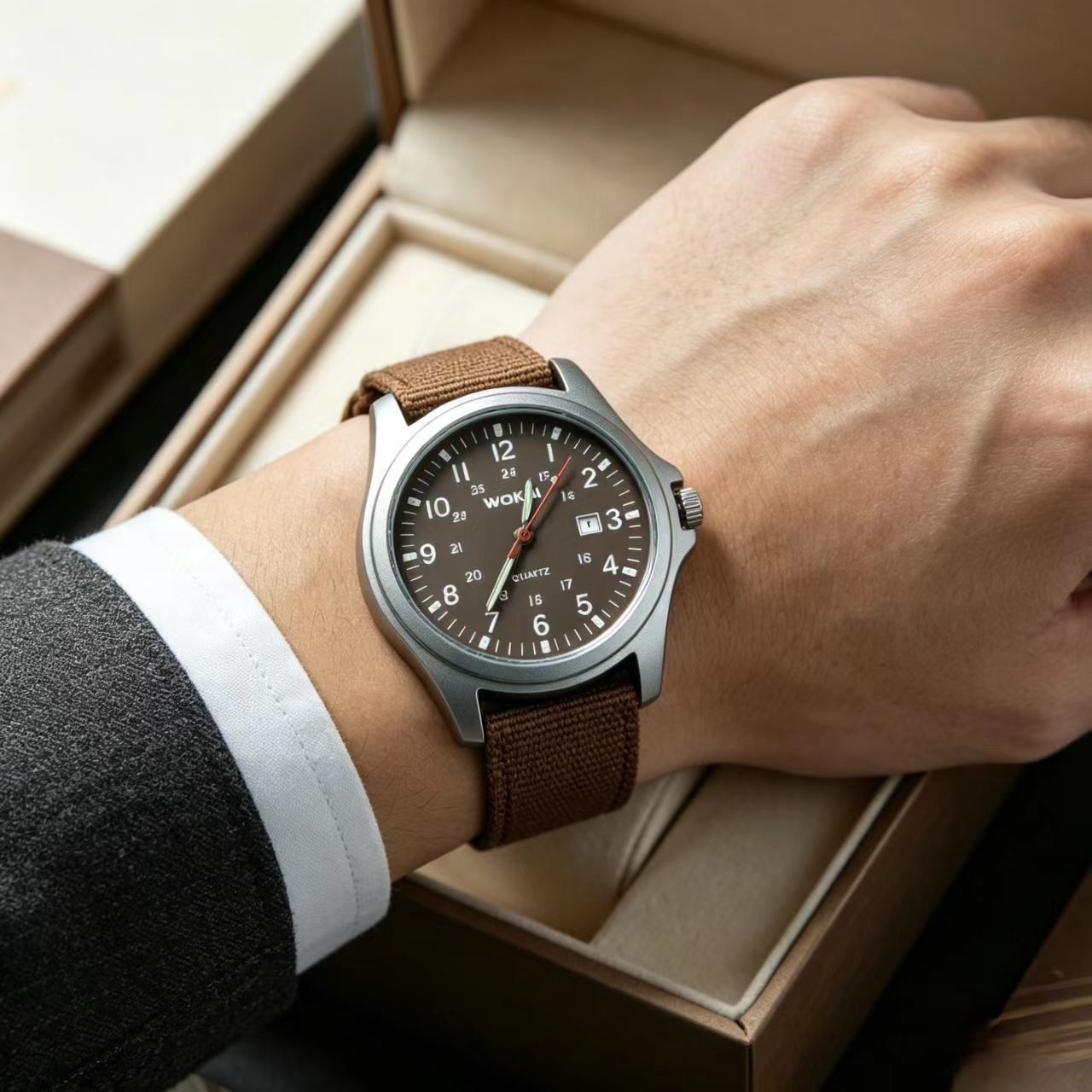 Sporty Nylon Strap Mens Quartz Watch Minimalist Design 2