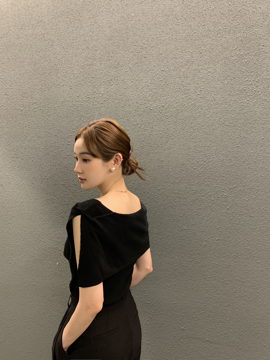 Striped Designer-Style Knitted Top With Side Slit Sleeveless 13 987d9b93 0499 48ce ba52 381acc782f8d