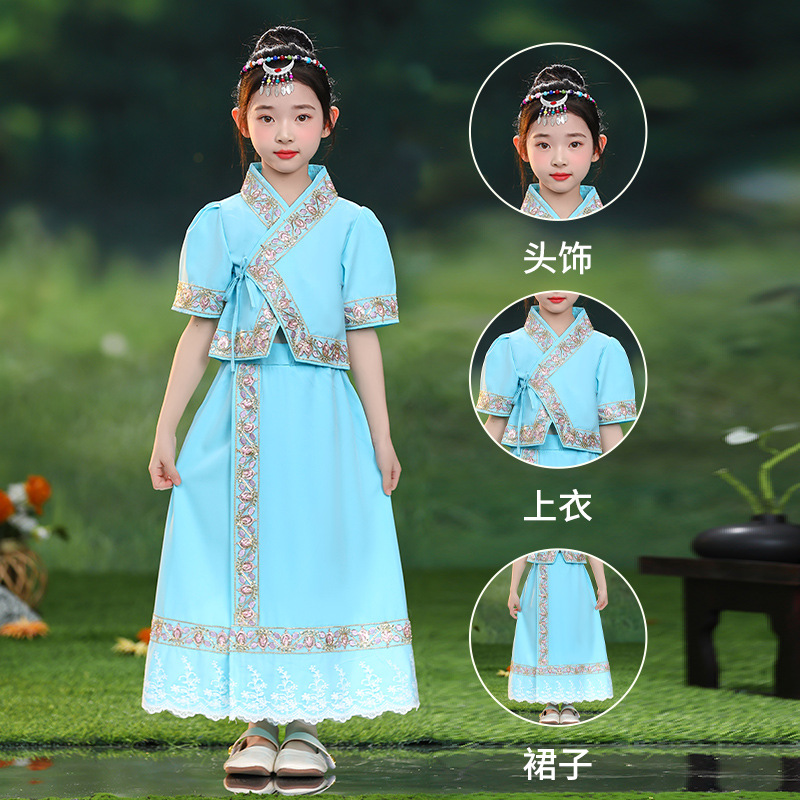 Dai Ethnic Clothing For Men, Women, And Children At The Yunnan Water-Splashing Festival — foto 3