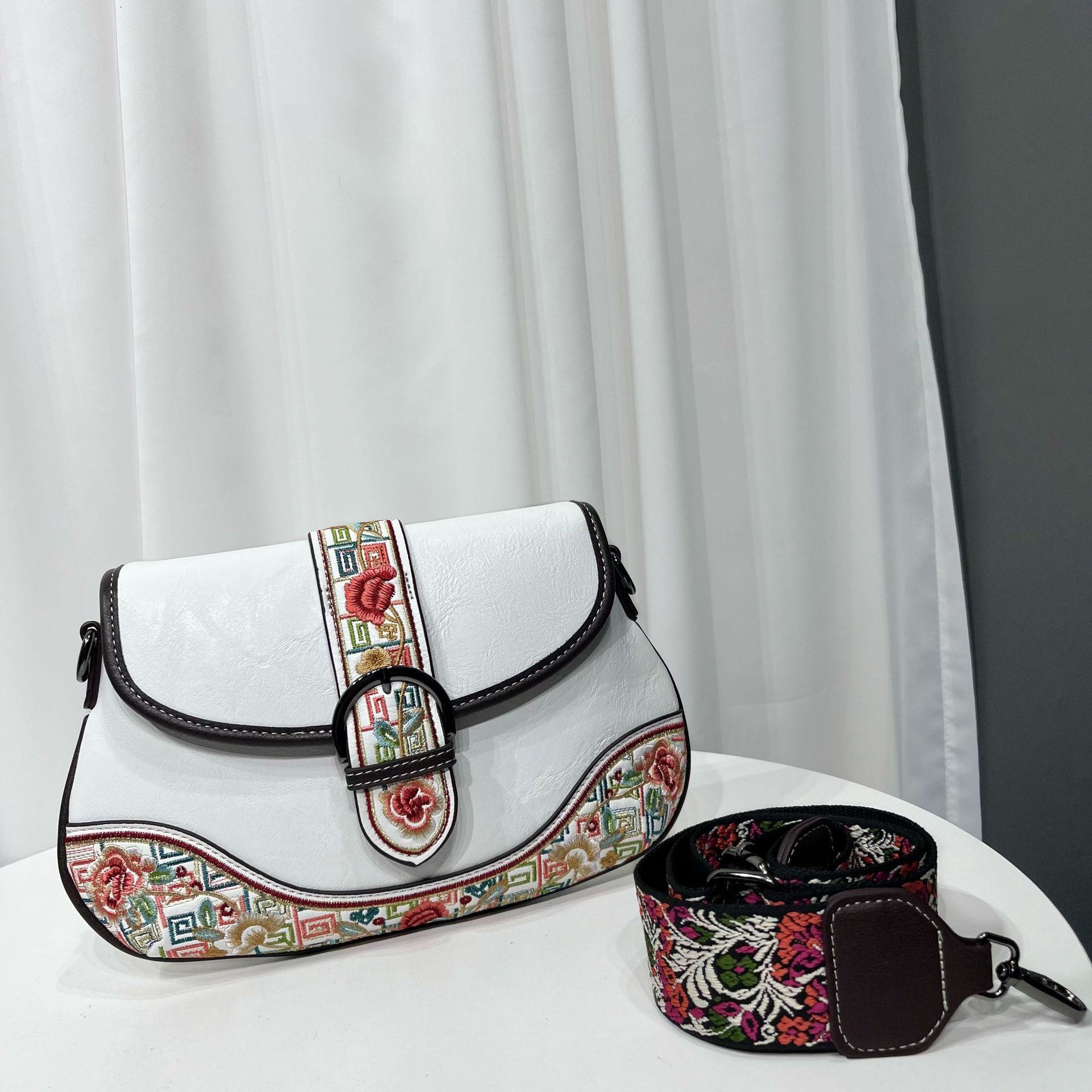 Retro Chinese-style Embroidered Crossbody Bag For Women
