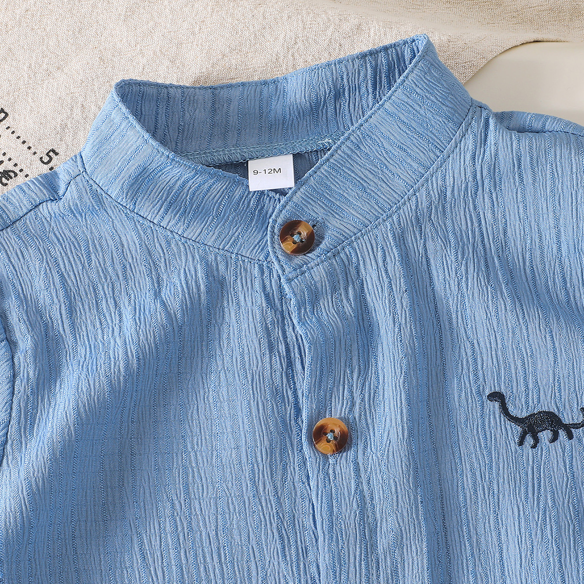 طقم صبيان صغيري الصيفي من البوليستر بلون موحد بنقشة ديناصور مطرزة - قميص بأكمام قصيرة وشورت بلون موحد