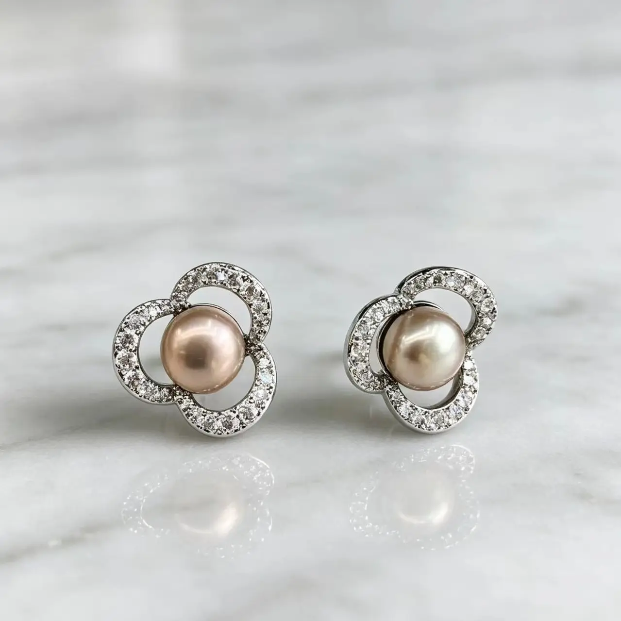 Hollow Four-Leaf Clover Diamond-Encrusted Champagne Pearl Womens