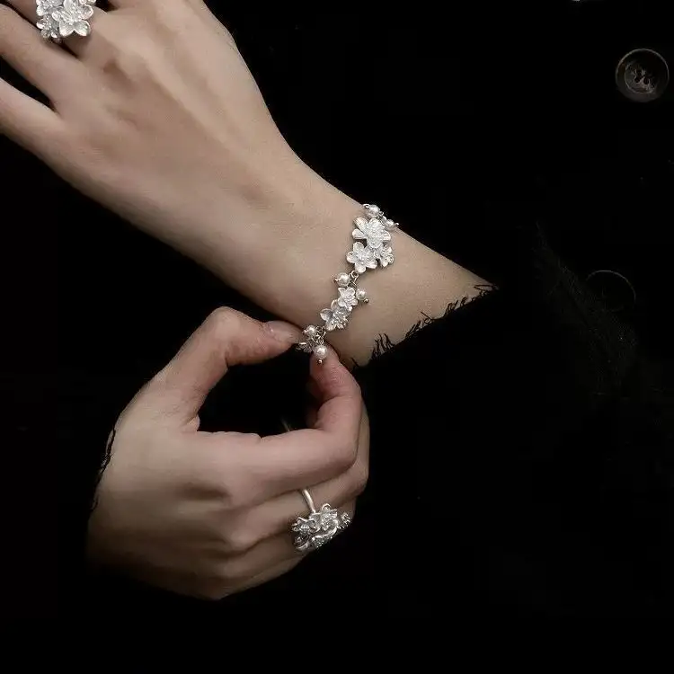 Wearing A Cherry Blossom Bracelet To See Cherry Blossoms Is A Promise With Spring