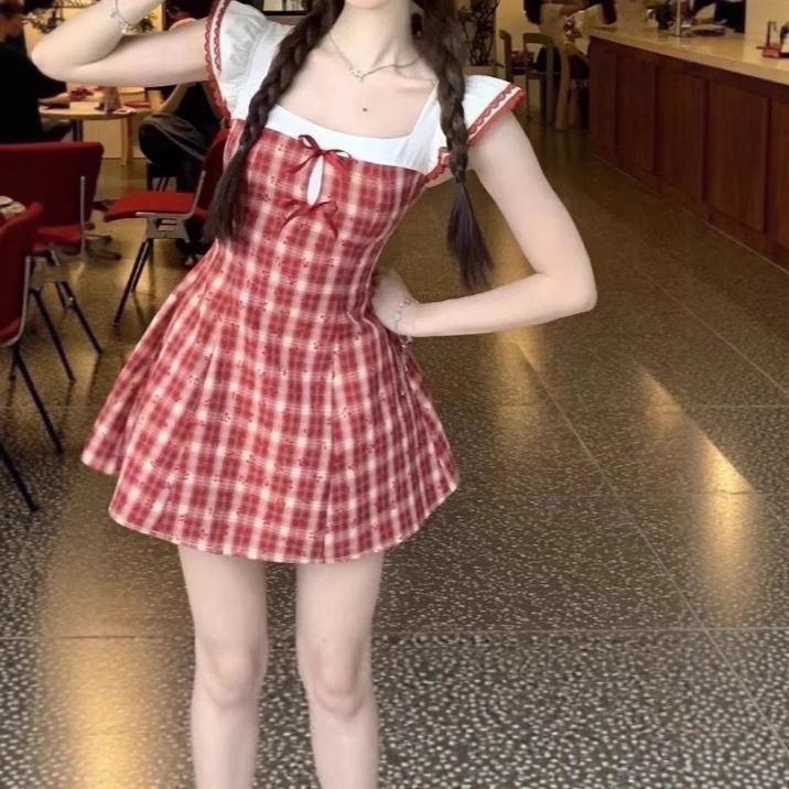 An Elegant And Sweet Dress With Lotus-leaf Sleeves