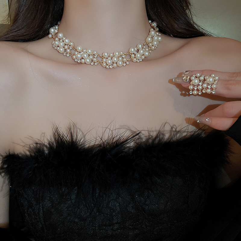 عقد لؤلؤ مزين بفصوص ألماس على شكل فيونكة