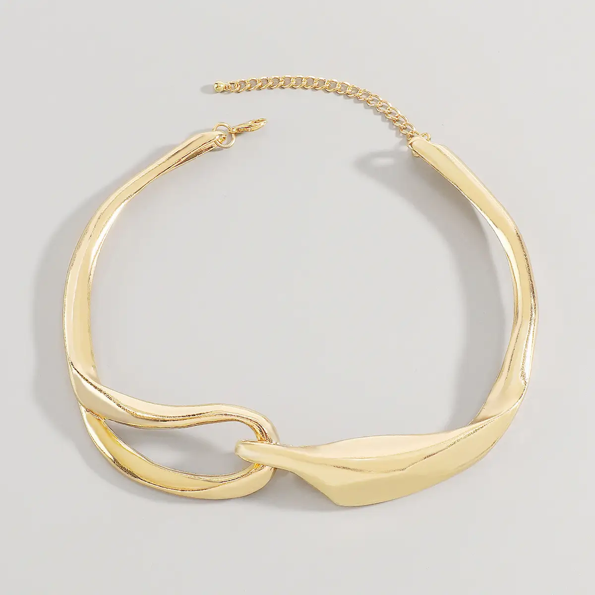 Exaggerated Metallic Three-dimensional Buckle Necklace