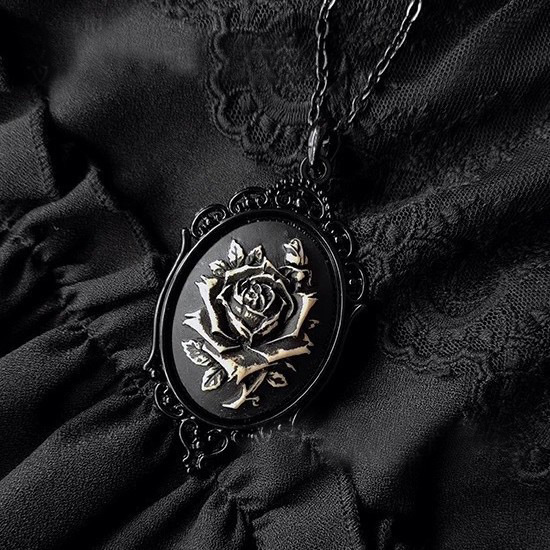 Design Gothic Black Rose Pendant Necklace