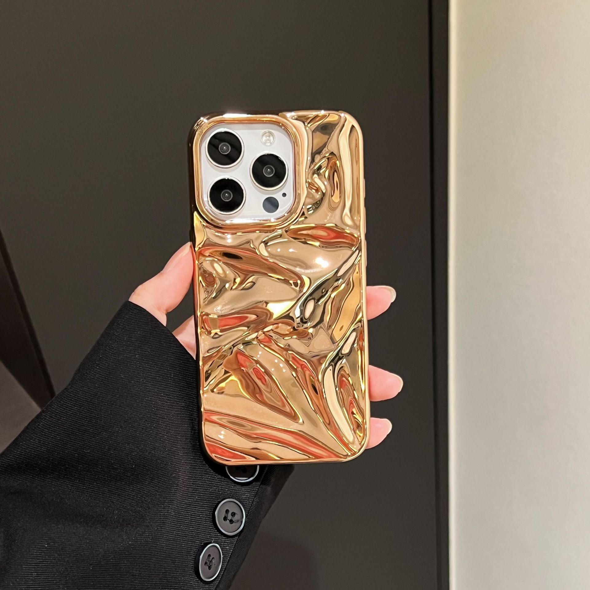 Electroplating Three-dimensional Pleated Phone Case - Image 3