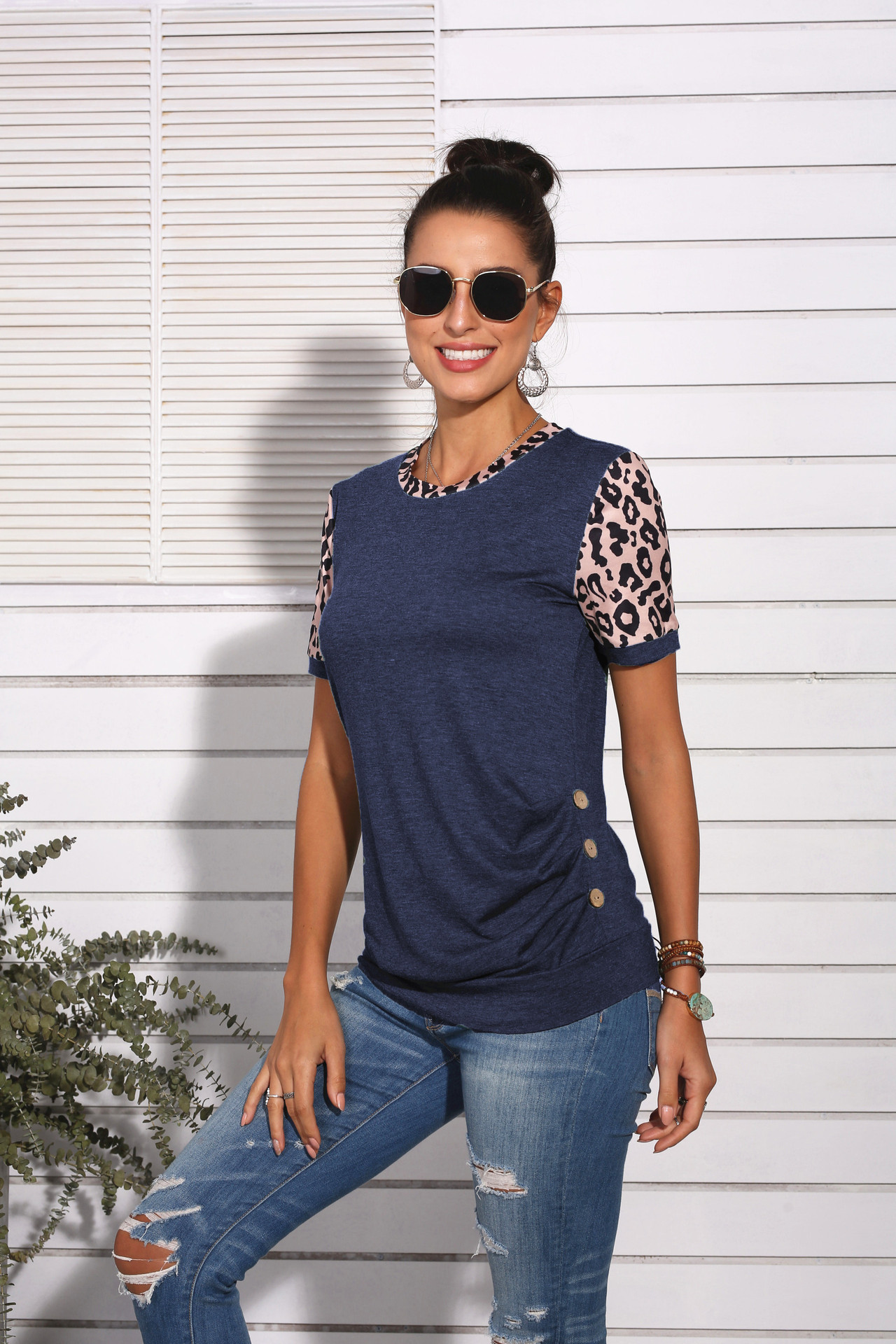 Title 16, T-shirt girocollo con stampa leopardata, un cap...