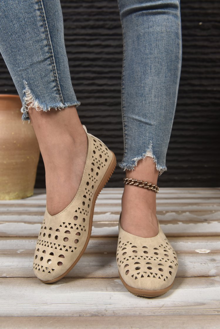 Women's full-grain leather pumps – final styling shot